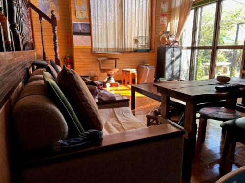 sala de estar con sofá y mesa en Minshuku Itoman Garigari Oshiro - Vacation STAY 25712v, en Itoman