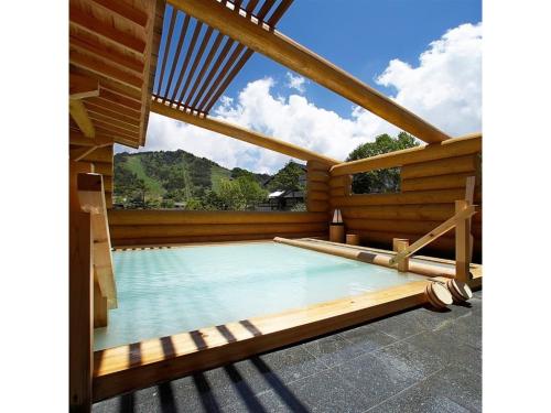 uma piscina numa casa de madeira com telhado em Manzatei - Vacation STAY 27688v 