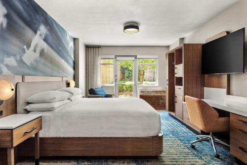 En eller flere senger på et rom på Delta Hotels by Marriott Midwest City at the Reed Conference Center