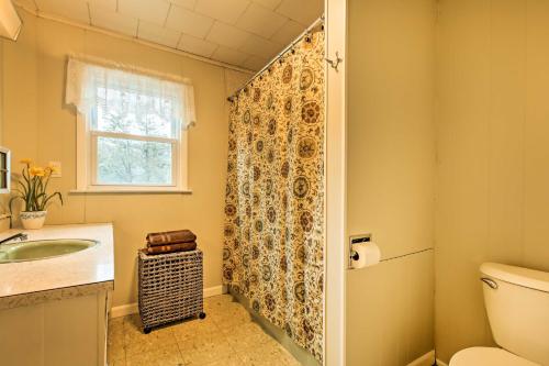 een badkamer met een douche, een wastafel en een toilet bij Pet-Friendly Branford Apt - 10 Min Walk to Beach! in Branford