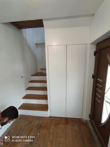 Zimmer mit einer Treppe und einem Glasschrank in der Unterkunft Marco Polo in Novi Travnik