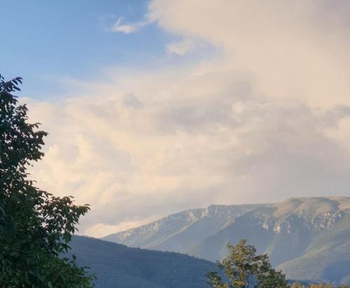 uma vista para algumas montanhas com um céu nublado em Marco Polo em Novi Travnik