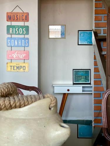 a living room with a desk and a chair at Pousada Areias do Pero in Cabo Frio