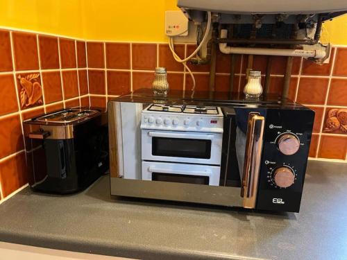 eine Mikrowelle auf einer Küchentheke in der Unterkunft Ovington Grove 2 fully equipped kitchen free parking 3 bedrooms Netflix in Newcastle upon Tyne
