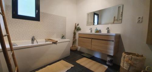 Ванная комната в Superbe villa avec piscine