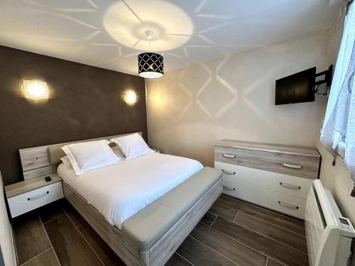 une petite chambre avec un lit et une télévision dans l'établissement APT. PRIVÉ «Le skieur» / Accès Ski / Cosy & équipé, à Gérardmer