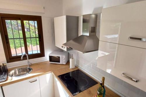 a kitchen with a sink and a microwave at Disfruta junto al mar in La Laguna