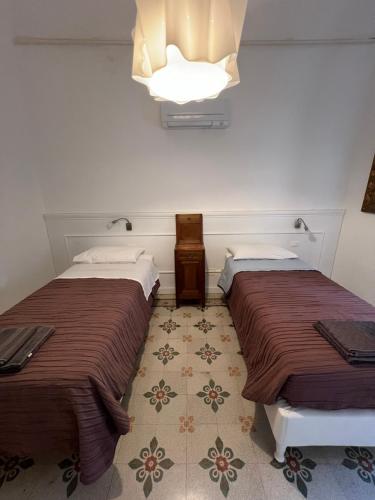 two beds sitting next to each other in a room at Casa del Poeta in Riva Ligure