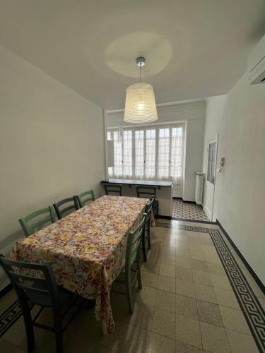 a dining room with a table and chairs and a window at Casa del Poeta in Riva Ligure