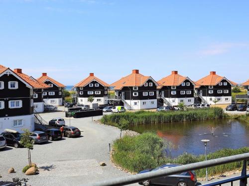 ボーゲンセにある6 person holiday home in Bogenseの駐車場車集団