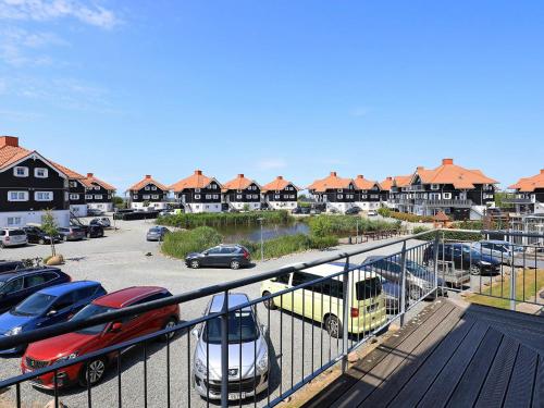 ボーゲンセにある6 person holiday home in Bogenseの家屋駐車場付駐車場