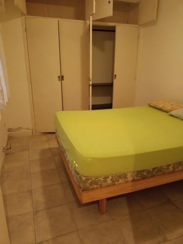 1 dormitorio con 1 cama verde en una habitación en Naturaleza en Mar del Plata
