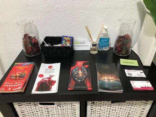 una mesa con libros y otros artículos. en Tablada Los Remedios, en Sevilla