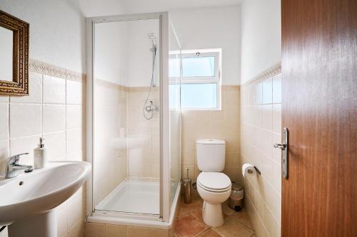 a bathroom with a shower and a toilet and a sink at Apartment Kornelius in Carvoeiro