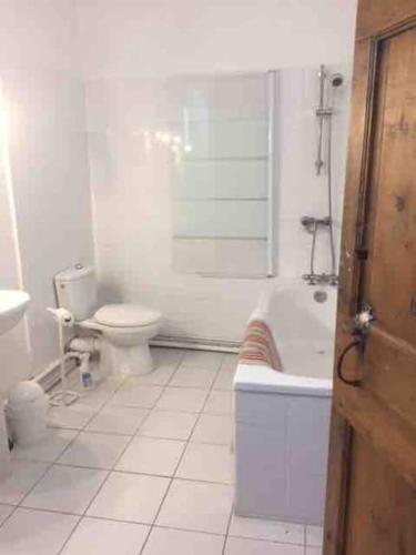 une salle de bain avec toilettes, baignoire et lavabo dans l'établissement Maison Ventenac village house, à Ventenac en Minervois
