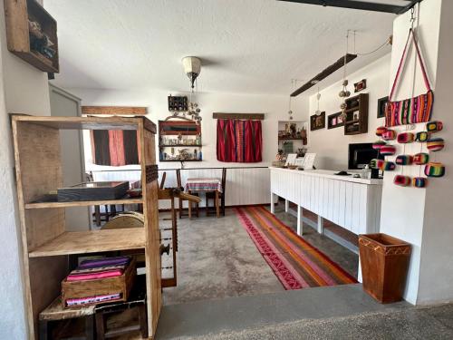 蒂爾卡拉的住宿－La Colorada Hostal，一间带桌子的客厅和一间厨房