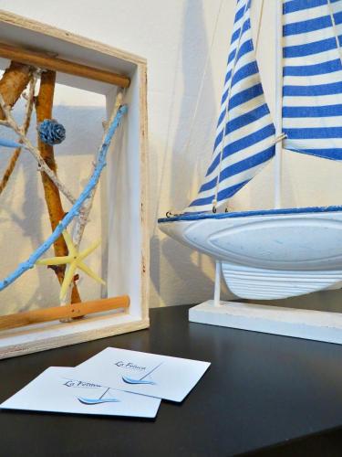 a table with a model of a boat on a shelf at La Feluca Rooms & Breakfast in Messina