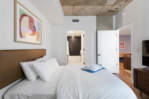 Postel nebo postele na pokoji v ubytování Austin Condo Hotel