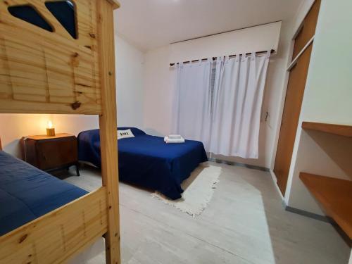 1 Schlafzimmer mit 2 Etagenbetten und einem Fenster in der Unterkunft Casa Azcuénaga - Parque - Zona comercial - Aerop 15 min in Monte Grande