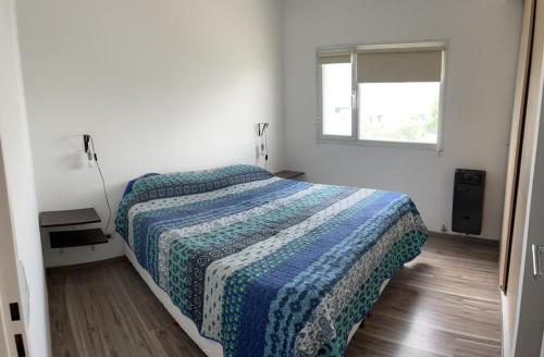 1 dormitorio con cama con edredón y ventana en Corbetto32 en 