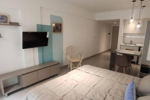 1 dormitorio con 1 cama y sala de estar en Apart en San Telmo- Paseo de la Cisterna- 619 en Buenos Aires