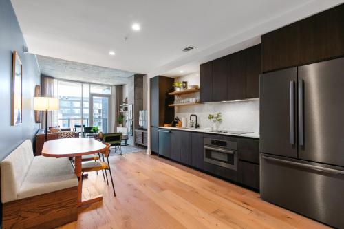 Kuchyň nebo kuchyňský kout v ubytování Austin Condo Hotel