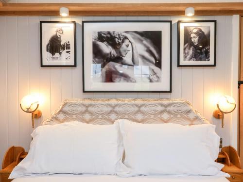 1 dormitorio con cuadros en la pared sobre una cama en Amy Johnson en York