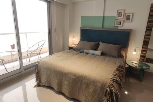 1 dormitorio con cama grande y ventana grande en Apart en San Telmo- Paseo de la Cisterna- 620 en Buenos Aires