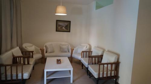 Posezení v ubytování Ground floor apartment by circular pool for families only in Talabay