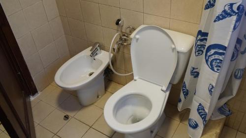 Koupelna v ubytování Ground floor apartment by circular pool for families only in Talabay