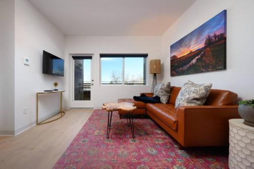 Μια τηλεόραση ή/και κέντρο ψυχαγωγίας στο Stylish SoBo Condo - Steps to Main St