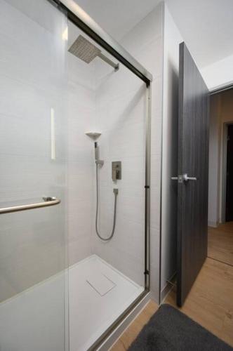 Ένα μπάνιο στο Stylish SoBo Condo - Steps to Main St
