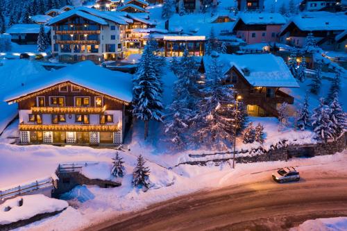 a house in the snow at night at Hotel Duc De Rohan in Livigno