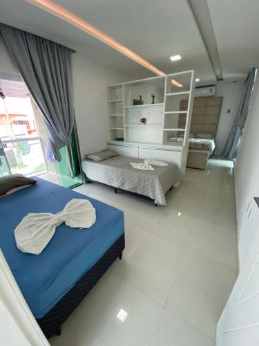 a bedroom with a blue bed in a room at Casa de luxo em condomínio in Arraial do Cabo