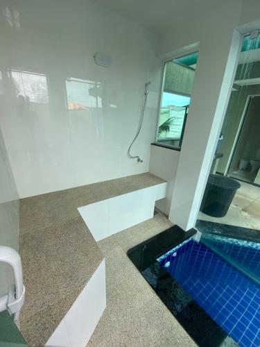 baño con piscina en una casa en Casa de luxo em condomínio, en Arraial do Cabo