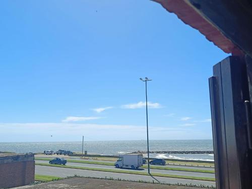 una ventana con vistas al océano en Departamento 2 ambientes frente al mar con cochera en Mar del Plata