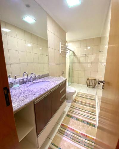 La salle de bains est pourvue d'un lavabo et de toilettes. dans l'établissement Duplex Vista da Serra, à Campos do Jordão