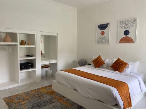 スミニャックにあるModern 3 Bedrooms Villa Beach Walking Distanceの白いベッドルーム(大型ベッド1台、白い棚付)