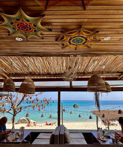 een uitzicht op het strand vanuit een restaurant met uitzicht op de oceaan bij Silver Beach Resort in Lamai