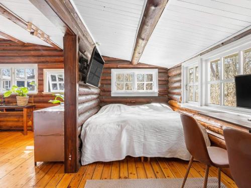 una camera da letto con un letto in una stanza con pareti in legno di 4 person holiday home in Frederiksværk-By Traum a Frederiksværk