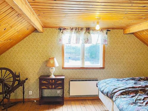 um quarto com uma cama e uma janela em Holiday home FÄRGELANDA V em Färgelanda