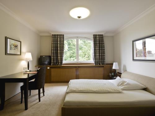 Säng eller sängar i ett rum på Romantik Hotel Das Lindner