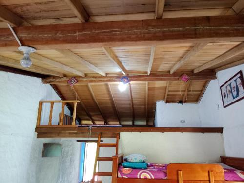 Habitación con litera y escalera en Refugio a orilla del Rio, en San Rafael