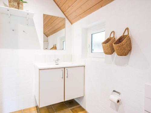 Ένα μπάνιο στο 10 person holiday home in Nørre Nebel