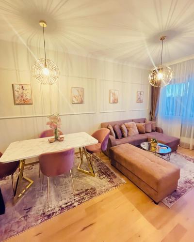 sala de estar con sofá y mesa en Stan na dan "Apartman Purple", en Banja Luka