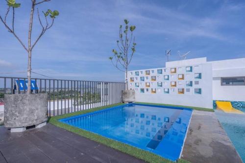 een zwembad voor een gebouw bij Azfa Imperio Professional Suite Alor Setar in Alor Setar