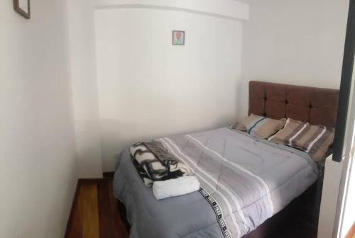 sypialnia z łóżkiem z brązowym zagłówkiem w obiekcie Cusco Central Aparment w Cuzco