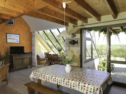 une chambre avec un lit, une table et une télévision dans l'établissement Holiday Home in Cleder near Sandy Beaches, à Sibiril