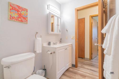La salle de bains blanche est pourvue de toilettes et d'un lavabo. dans l'établissement 28th Ave Unit2 Centrally Located Coffee Bar and Comfort, à Fairbanks