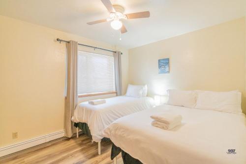 1 dormitorio con 2 camas y ventilador de techo en 28th Ave Unit2 Centrally Located Coffee Bar and Comfort, en Fairbanks